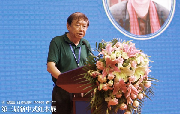 全国工商联第十一届执委、全联民间文物艺术品商会创会会长宋建文指出，第三届新中式红木展不仅能引领产业变革，也能为年轻消费群体的生活方式提供一种新思考