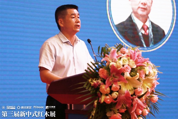 中山市大涌镇镇长贺修虎表示，红木企业要利用好新中式红木展的平台效应，提升企业形象和品牌化建设